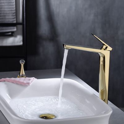 Modernes gesundheitliches Goldheißes und kaltes Waschbecken klopft einzelnen Griff